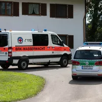 301697140-badeunfall-petting-web-3825.jpg